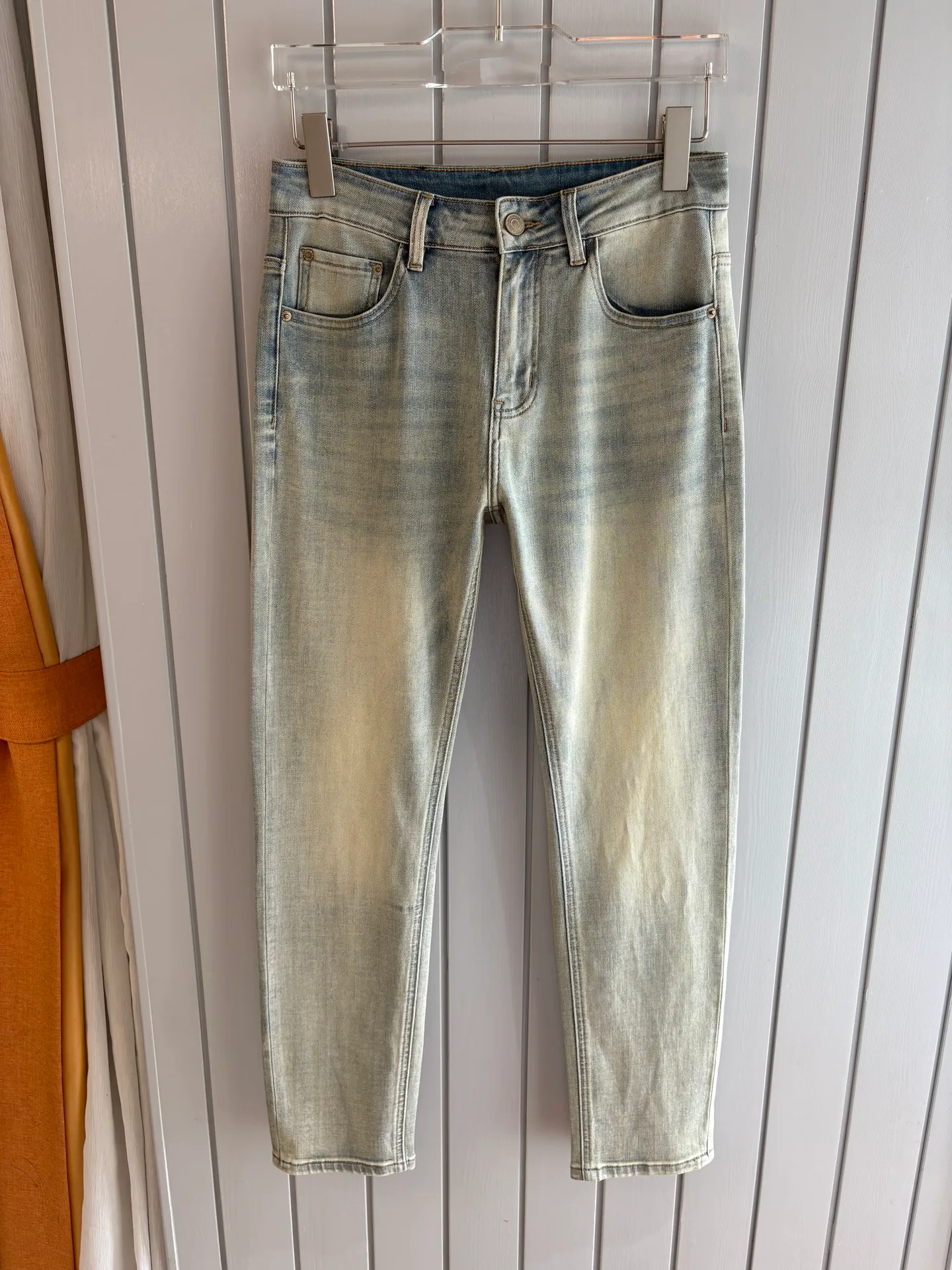 Ferragamo 41SS spring and summer jeans are coming. Premium version. Special counter-customized fabrics🌹Breathable, high comfort. Impeccable details. The design concept of brand elements reflects high quality. It feels delicate and soft. It presents casual tailoring and the upper body shape is awesome! Sizes: 28-38 (no 35.37)